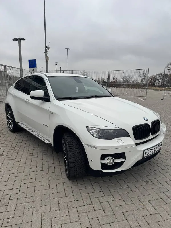 Bmw x6 xdrive 50i год выпуска - 2011 (куплен в 2012) двигатель 4.4 twinturbo, бензин, акпп 145.000 км родного пробега! самая максимальная комплектация из возможных в то время. безключевой доступ, start-stop. доводчики дверей, проекция на лобовое. подогревы и вентиляция сидений, подогрев руля. люк, тёмный потолок, подрулевые лепестки. климат-контроль (3х зонный), круиз-контроль, удержание в полосе. память сидений, электропривод руля и багажника. камера заднего вида, камеры в боковых зеркалах, парктроники. задние шторки, заводская адаптивная оптика. ломающиеся сидения, расширенная отделка кожей. максимальная штатная мультимедиа, со встроенными картами местности и русским языком. премиальная аудиосистема. очень редкое состояние авто. 1 подкрас. все стёкла родные, включая лобовое. салон в идеальном состоянии. полностью обслужен и покрыт керамикой. диски r20 на новой зимней резине. сервисные книги, 2 ключа. учёт 180 регион. любые проверки на любом сто. автомобилем останетесь впечатлены и довольны. таких авто в таком состоянии уже практически не найти. цена 1 900 000₽ торг, обмен виталий +79493570671 донецк - фотография - 3
