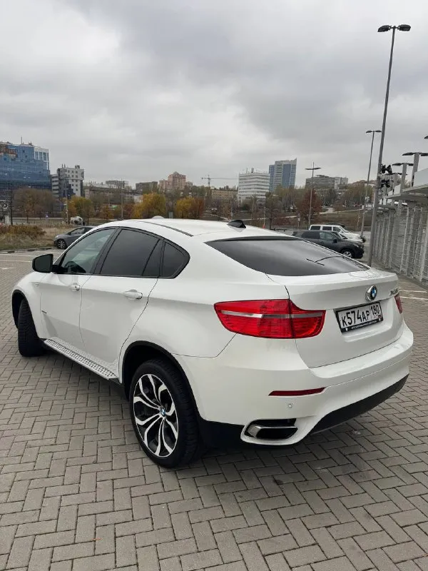 Bmw x6 xdrive 50i год выпуска - 2011 (куплен в 2012) двигатель 4.4 twinturbo, бензин, акпп 145.000 км родного пробега! самая максимальная комплектация из возможных в то время. безключевой доступ, start-stop. доводчики дверей, проекция на лобовое. подогревы и вентиляция сидений, подогрев руля. люк, тёмный потолок, подрулевые лепестки. климат-контроль (3х зонный), круиз-контроль, удержание в полосе. память сидений, электропривод руля и багажника. камера заднего вида, камеры в боковых зеркалах, парктроники. задние шторки, заводская адаптивная оптика. ломающиеся сидения, расширенная отделка кожей. максимальная штатная мультимедиа, со встроенными картами местности и русским языком. премиальная аудиосистема. очень редкое состояние авто. 1 подкрас. все стёкла родные, включая лобовое. салон в идеальном состоянии. полностью обслужен и покрыт керамикой. диски r20 на новой зимней резине. сервисные книги, 2 ключа. учёт 180 регион. любые проверки на любом сто. автомобилем останетесь впечатлены и довольны. таких авто в таком состоянии уже практически не найти. цена 1 900 000₽ торг, обмен виталий +79493570671 донецк - фотография - 4