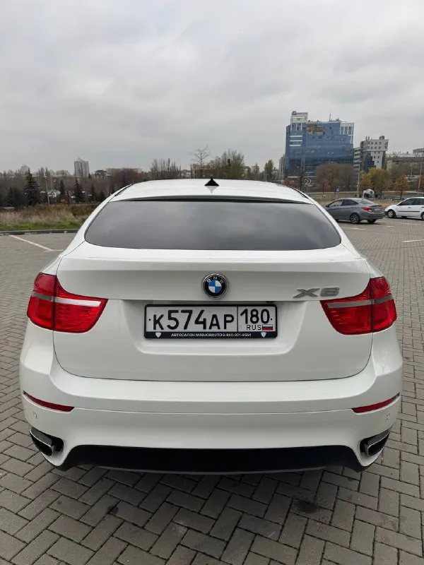 Bmw x6 xdrive 50i год выпуска - 2011 (куплен в 2012) двигатель 4.4 twinturbo, бензин, акпп 145.000 км родного пробега! самая максимальная комплектация из возможных в то время. безключевой доступ, start-stop. доводчики дверей, проекция на лобовое. подогревы и вентиляция сидений, подогрев руля. люк, тёмный потолок, подрулевые лепестки. климат-контроль (3х зонный), круиз-контроль, удержание в полосе. память сидений, электропривод руля и багажника. камера заднего вида, камеры в боковых зеркалах, парктроники. задние шторки, заводская адаптивная оптика. ломающиеся сидения, расширенная отделка кожей. максимальная штатная мультимедиа, со встроенными картами местности и русским языком. премиальная аудиосистема. очень редкое состояние авто. 1 подкрас. все стёкла родные, включая лобовое. салон в идеальном состоянии. полностью обслужен и покрыт керамикой. диски r20 на новой зимней резине. сервисные книги, 2 ключа. учёт 180 регион. любые проверки на любом сто. автомобилем останетесь впечатлены и довольны. таких авто в таком состоянии уже практически не найти. цена 1 900 000₽ торг, обмен виталий +79493570671 донецк - фотография - 5