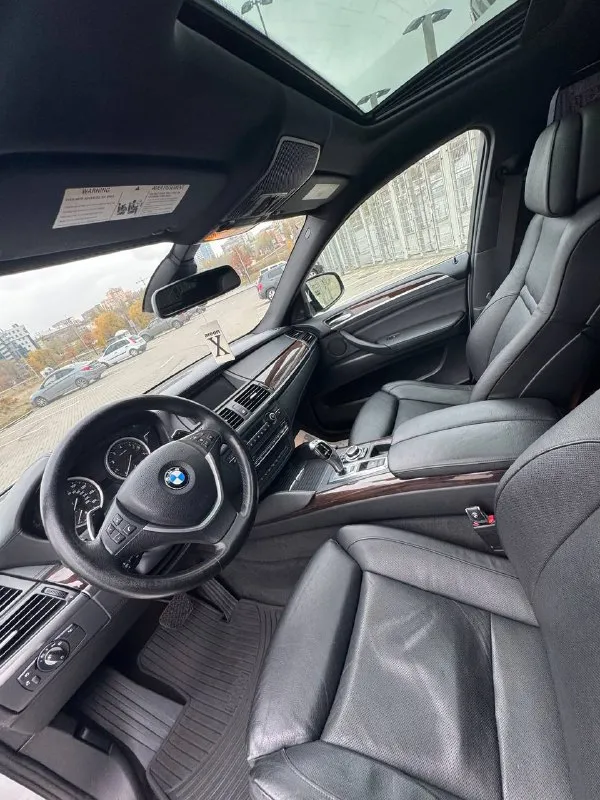 Bmw x6 xdrive 50i год выпуска - 2011 (куплен в 2012) двигатель 4.4 twinturbo, бензин, акпп 145.000 км родного пробега! самая максимальная комплектация из возможных в то время. безключевой доступ, start-stop. доводчики дверей, проекция на лобовое. подогревы и вентиляция сидений, подогрев руля. люк, тёмный потолок, подрулевые лепестки. климат-контроль (3х зонный), круиз-контроль, удержание в полосе. память сидений, электропривод руля и багажника. камера заднего вида, камеры в боковых зеркалах, парктроники. задние шторки, заводская адаптивная оптика. ломающиеся сидения, расширенная отделка кожей. максимальная штатная мультимедиа, со встроенными картами местности и русским языком. премиальная аудиосистема. очень редкое состояние авто. 1 подкрас. все стёкла родные, включая лобовое. салон в идеальном состоянии. полностью обслужен и покрыт керамикой. диски r20 на новой зимней резине. сервисные книги, 2 ключа. учёт 180 регион. любые проверки на любом сто. автомобилем останетесь впечатлены и довольны. таких авто в таком состоянии уже практически не найти. цена 1 900 000₽ торг, обмен виталий +79493570671 донецк - фотография - 7