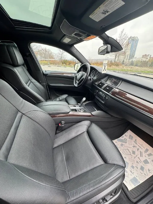 Bmw x6 xdrive 50i год выпуска - 2011 (куплен в 2012) двигатель 4.4 twinturbo, бензин, акпп 145.000 км родного пробега! самая максимальная комплектация из возможных в то время. безключевой доступ, start-stop. доводчики дверей, проекция на лобовое. подогревы и вентиляция сидений, подогрев руля. люк, тёмный потолок, подрулевые лепестки. климат-контроль (3х зонный), круиз-контроль, удержание в полосе. память сидений, электропривод руля и багажника. камера заднего вида, камеры в боковых зеркалах, парктроники. задние шторки, заводская адаптивная оптика. ломающиеся сидения, расширенная отделка кожей. максимальная штатная мультимедиа, со встроенными картами местности и русским языком. премиальная аудиосистема. очень редкое состояние авто. 1 подкрас. все стёкла родные, включая лобовое. салон в идеальном состоянии. полностью обслужен и покрыт керамикой. диски r20 на новой зимней резине. сервисные книги, 2 ключа. учёт 180 регион. любые проверки на любом сто. автомобилем останетесь впечатлены и довольны. таких авто в таком состоянии уже практически не найти. цена 1 900 000₽ торг, обмен виталий +79493570671 донецк - фотография - 8