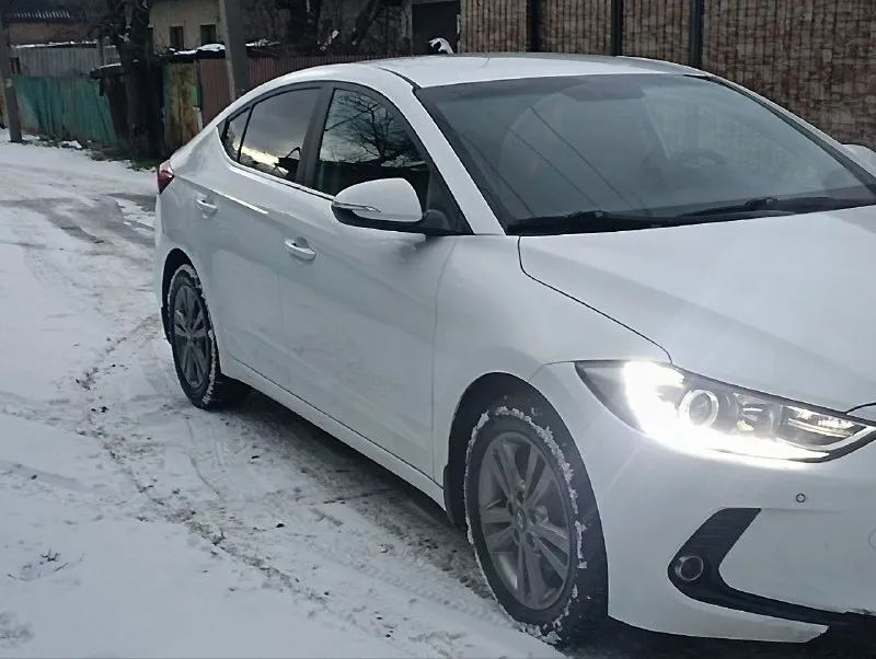 Продам hyundai elantra,2017 года выпуска, мотор 2 литра(149 лошадей, не налоговый)пробег (162тыс), коробка автомат(aisin 6 ступка)салон кожа, abs, esp, гур, двух зонный климат контроль, подогрев руля, подогрев всех сидений, парктроник (перед, зад). серворуль и проочее. авто обслужено, вложений не требует. состояние отличное, документы в порядке. остальное при осмотре в макеевке. цена 1милион,200 тыс. +79490814083 📲 tg: сергей 📞 звоните: +7(949)0814083 - фотография - 3