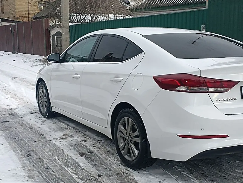Продам hyundai elantra,2017 года выпуска, мотор 2 литра(149 лошадей, не налоговый)пробег (162тыс), коробка автомат(aisin 6 ступка)салон кожа, abs, esp, гур, двух зонный климат контроль, подогрев руля, подогрев всех сидений, парктроник (перед, зад). серворуль и проочее. авто обслужено, вложений не требует. состояние отличное, документы в порядке. остальное при осмотре в макеевке. цена 1милион,200 тыс. +79490814083 📲 tg: сергей 📞 звоните: +7(949)0814083 - фотография - 4
