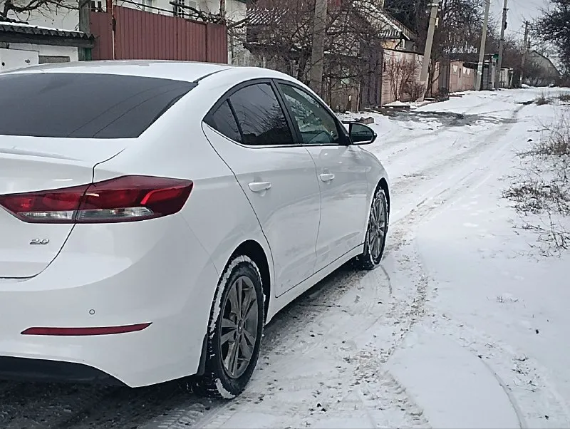 Продам hyundai elantra,2017 года выпуска, мотор 2 литра(149 лошадей, не налоговый)пробег (162тыс), коробка автомат(aisin 6 ступка)салон кожа, abs, esp, гур, двух зонный климат контроль, подогрев руля, подогрев всех сидений, парктроник (перед, зад). серворуль и проочее. авто обслужено, вложений не требует. состояние отличное, документы в порядке. остальное при осмотре в макеевке. цена 1милион,200 тыс. +79490814083 📲 tg: сергей 📞 звоните: +7(949)0814083 - фотография - 5