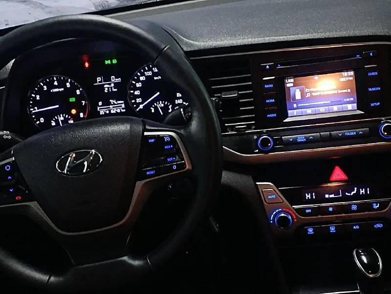 Продам hyundai elantra,2017 года выпуска, мотор 2 литра(149 лошадей, не налоговый)пробег (162тыс), коробка автомат(aisin 6 ступка)салон кожа, abs, esp, гур, двух зонный климат контроль, подогрев руля, подогрев всех сидений, парктроник (перед, зад). серворуль и проочее. авто обслужено, вложений не требует. состояние отличное, документы в порядке. остальное при осмотре в макеевке. цена 1милион,200 тыс. +79490814083 📲 tg: сергей 📞 звоните: +7(949)0814083 - фотография - 9