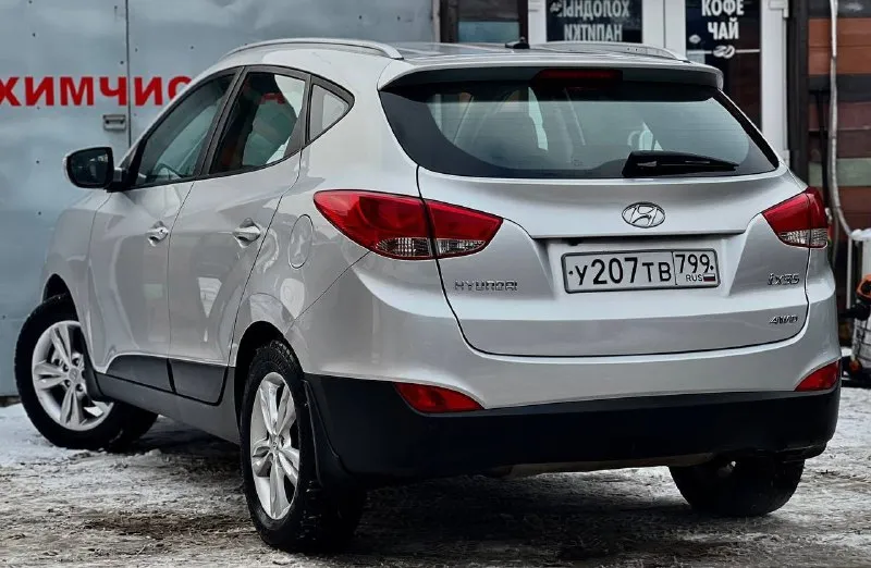 Продам hyundai ix35 год:2012 пробег:118.000 коробка:автомат мотор:2литра цена:1.320.000₽ привод:полный номер:+79494952372 или +79491003435 на обоих номерах есть телеграмм! авто в отличном состоянии с родным пробегом, технически часть на твердую 5+ мотор и коробка в идеальном состоянии! салон и кузов выглядит как на фото, по кузову без дефектов не ржавчины не вмятин, салон в идеальном состоянии чистый без дырок и пятин, за автомобилем ухаживали, в хорошей комплектации:комбинированный кожаный салон, мульти руль, раздельный климат контроль, парктроники передние и задние, обогрев лобового стекла заднего стекла, зеркал и дворников, подогревы передних сидений и задних, датчик света и дождя, большой монитор с камерой заднего вида, с bt, aux, usb, помощь при спуске, полный бортовой компьютер и многое другое, больше информации по телефону 📞 звоните: +7(949)4952372 - фотография - 3