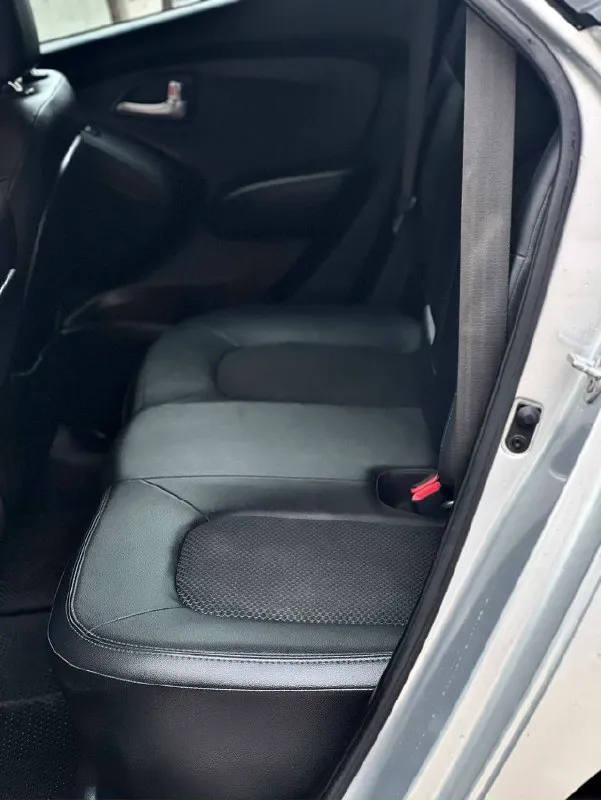 Продам hyundai ix35 год:2012 пробег:118.000 коробка:автомат мотор:2литра цена:1.320.000₽ привод:полный номер:+79494952372 или +79491003435 на обоих номерах есть телеграмм! авто в отличном состоянии с родным пробегом, технически часть на твердую 5+ мотор и коробка в идеальном состоянии! салон и кузов выглядит как на фото, по кузову без дефектов не ржавчины не вмятин, салон в идеальном состоянии чистый без дырок и пятин, за автомобилем ухаживали, в хорошей комплектации:комбинированный кожаный салон, мульти руль, раздельный климат контроль, парктроники передние и задние, обогрев лобового стекла заднего стекла, зеркал и дворников, подогревы передних сидений и задних, датчик света и дождя, большой монитор с камерой заднего вида, с bt, aux, usb, помощь при спуске, полный бортовой компьютер и многое другое, больше информации по телефону 📞 звоните: +7(949)4952372 - фотография - 6