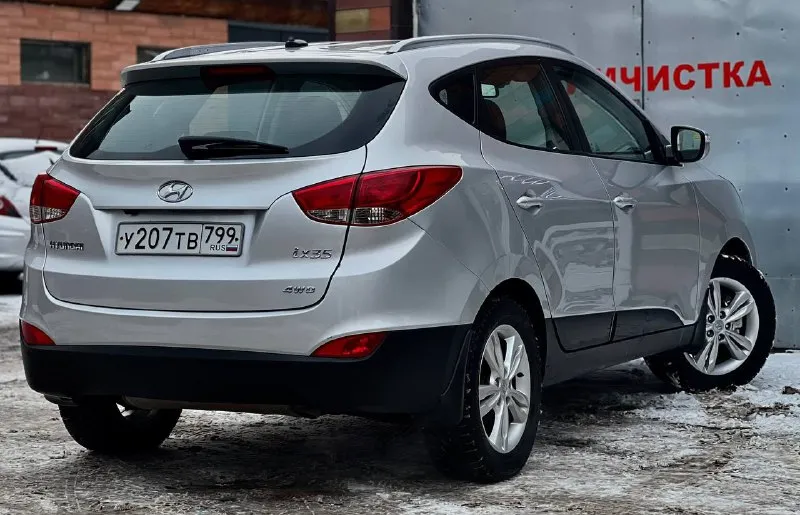 Продам hyundai ix35 год:2012 пробег:118.000 коробка:автомат :2литра цена:1.320.000₽ привод:полный номер:+79494952372 или +79491003435 на обоих номерах есть телеграмм! авто в отличном состоянии с родным пробегом, технически часть на твердую 5+ мотор и коробка в идеальном состоянии! салон и кузов выглядит как на фото, по кузову без дефектов не ржавчины не вмятин, салон в идеальном состоянии чистый без дырок и пятин, за автомобилем ухаживали, в хорошей комплектации:комбинированный кожаный салон, мульти руль, раздельный климат контроль, парктроники передние и задние, обогрев лобового стекла заднего стекла, зеркал и дворников, подогревы передних сидений и задних, датчик света и дождя, большой монитор с камерой заднего вида, с bt, aux, usb, помощь при спуске, полный бортовой компьютер и многое другое, больше информации по телефону 📲 tg: @ninochka_ra 📞 звоните: +7(949)4952372 - фотография - 5