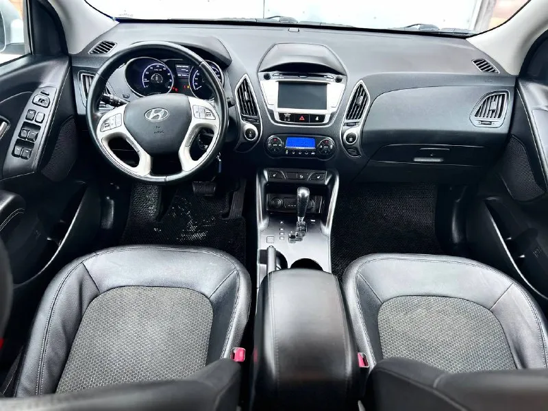 Продам hyundai ix35 год:2012 пробег:118.000 коробка:автомат :2литра цена:1.320.000₽ привод:полный номер:+79494952372 или +79491003435 на обоих номерах есть телеграмм! авто в отличном состоянии с родным пробегом, технически часть на твердую 5+ мотор и коробка в идеальном состоянии! салон и кузов выглядит как на фото, по кузову без дефектов не ржавчины не вмятин, салон в идеальном состоянии чистый без дырок и пятин, за автомобилем ухаживали, в хорошей комплектации:комбинированный кожаный салон, мульти руль, раздельный климат контроль, парктроники передние и задние, обогрев лобового стекла заднего стекла, зеркал и дворников, подогревы передних сидений и задних, датчик света и дождя, большой монитор с камерой заднего вида, с bt, aux, usb, помощь при спуске, полный бортовой компьютер и многое другое, больше информации по телефону 📲 tg: @ninochka_ra 📞 звоните: +7(949)4952372 - фотография - 8