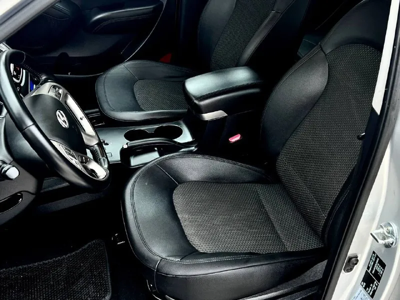 Продам hyundai ix35 год:2012 пробег:118.000 коробка:автомат :2литра цена:1.320.000₽ привод:полный номер:+79494952372 или +79491003435 на обоих номерах есть телеграмм! авто в отличном состоянии с родным пробегом, технически часть на твердую 5+ мотор и коробка в идеальном состоянии! салон и кузов выглядит как на фото, по кузову без дефектов не ржавчины не вмятин, салон в идеальном состоянии чистый без дырок и пятин, за автомобилем ухаживали, в хорошей комплектации:комбинированный кожаный салон, мульти руль, раздельный климат контроль, парктроники передние и задние, обогрев лобового стекла заднего стекла, зеркал и дворников, подогревы передних сидений и задних, датчик света и дождя, большой монитор с камерой заднего вида, с bt, aux, usb, помощь при спуске, полный бортовой компьютер и многое другое, больше информации по телефону 📲 tg: @ninochka_ra 📞 звоните: +7(949)4952372 - фотография - 9