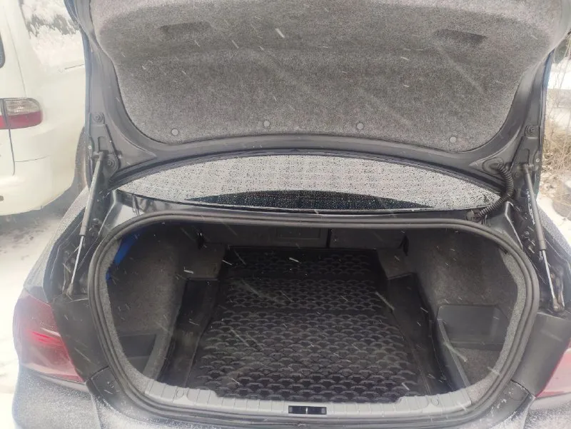 Продам bmw e90 320d. 2006г пробег 343тысяч. честный. цена 900 торг покупателю парктроники, бортовой компьютер что редкость, климат, акпп, люк. машина обслужена за последние пол года заменены патрубки интеркулера, радиатора охлаждения двигателя, ходовая часть перебрана все сайлентблоки стойки стабилизатора все новое, передние ниже рычаги, также заменён блок накала свечей на оригинал и свечи накала, сделан даунпайп atm, торомоза перебраны в круг новые тормозные диски колодки направляйки, заменено масло в акпп с фильтром все zf, заменено масло в заднем редукторе, новый оригинальный бачок антифриза с крышкой, новый демпферный шкив ремни помпа ролики и многое другое. масло менялось каждый 5 тысяч расхода нет. последнее то 1500км назад (фильтр салона, масляный фильтр, масло, фильтр топливный воздушный) не дымит не троит, едет хорошо любые проверки за машину не стыдно в фарах би лед линзы свет хороший телефон для связи:+79043401376 - фотография - 10