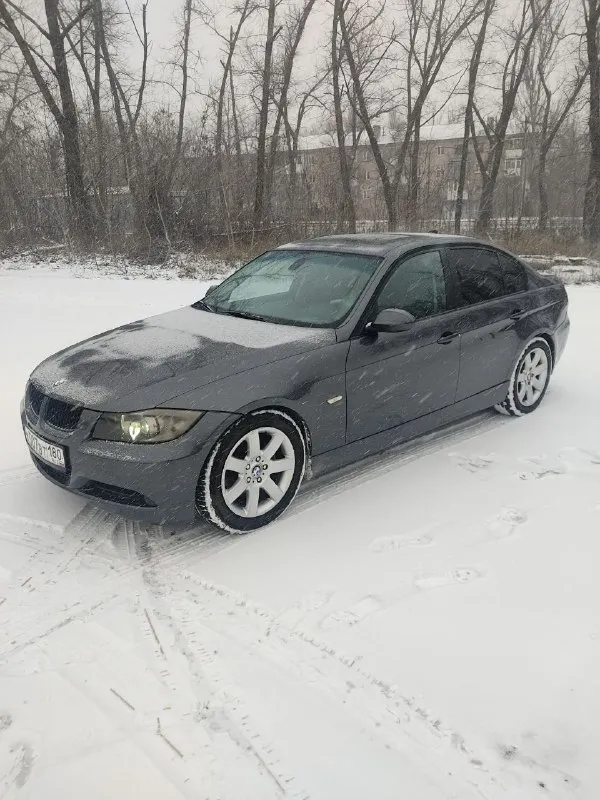 Продам bmw e90 320d. 2006г пробег 343тысяч. честный. цена 900 торг покупателю парктроники, бортовой компьютер что редкость, климат, акпп, люк. машина обслужена за последние пол года заменены патрубки интеркулера, радиатора охлаждения двигателя, ходовая часть перебрана все сайлентблоки стойки стабилизатора все новое, передние ниже рычаги, также заменён блок накала свечей на оригинал и свечи накала, сделан даунпайп atm, торомоза перебраны в круг новые тормозные диски колодки направляйки, заменено масло в акпп с фильтром все zf, заменено масло в заднем редукторе, новый оригинальный бачок антифриза с крышкой, новый демпферный шкив ремни помпа ролики и многое другое. масло менялось каждый 5 тысяч расхода нет. последнее то 1500км назад (фильтр салона, масляный фильтр, масло, фильтр топливный воздушный) не дымит не троит, едет хорошо любые проверки за машину не стыдно в фарах би лед линзы свет хороший телефон для связи:+79043401376 - фотография - 2
