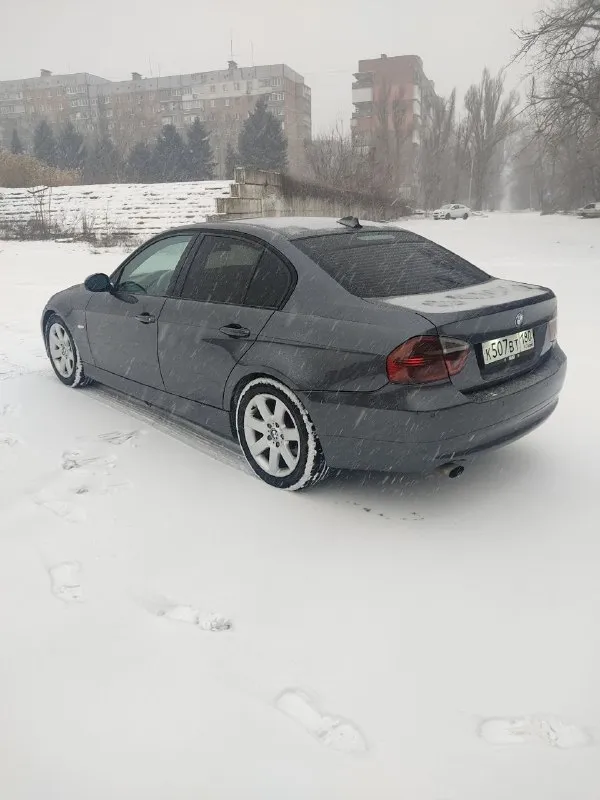 Продам bmw e90 320d. 2006г пробег 343тысяч. честный. цена 900 торг покупателю парктроники, бортовой компьютер что редкость, климат, акпп, люк. машина обслужена за последние пол года заменены патрубки интеркулера, радиатора охлаждения двигателя, ходовая часть перебрана все сайлентблоки стойки стабилизатора все новое, передние ниже рычаги, также заменён блок накала свечей на оригинал и свечи накала, сделан даунпайп atm, торомоза перебраны в круг новые тормозные диски колодки направляйки, заменено масло в акпп с фильтром все zf, заменено масло в заднем редукторе, новый оригинальный бачок антифриза с крышкой, новый демпферный шкив ремни помпа ролики и многое другое. масло менялось каждый 5 тысяч расхода нет. последнее то 1500км назад (фильтр салона, масляный фильтр, масло, фильтр топливный воздушный) не дымит не троит, едет хорошо любые проверки за машину не стыдно в фарах би лед линзы свет хороший телефон для связи:+79043401376 - фотография - 4