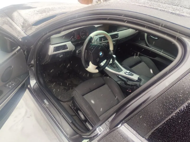 Продам bmw e90 320d. 2006г пробег 343тысяч. честный. цена 900 торг покупателю парктроники, бортовой компьютер что редкость, климат, акпп, люк. машина обслужена за последние пол года заменены патрубки интеркулера, радиатора охлаждения двигателя, ходовая часть перебрана все сайлентблоки стойки стабилизатора все новое, передние ниже рычаги, также заменён блок накала свечей на оригинал и свечи накала, сделан даунпайп atm, торомоза перебраны в круг новые тормозные диски колодки направляйки, заменено масло в акпп с фильтром все zf, заменено масло в заднем редукторе, новый оригинальный бачок антифриза с крышкой, новый демпферный шкив ремни помпа ролики и многое другое. масло менялось каждый 5 тысяч расхода нет. последнее то 1500км назад (фильтр салона, масляный фильтр, масло, фильтр топливный воздушный) не дымит не троит, едет хорошо любые проверки за машину не стыдно в фарах би лед линзы свет хороший телефон для связи:+79043401376 - фотография - 8