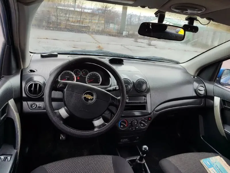 Здравствуйте продам chevrolet aveo 2009 года. автомобиль в отличном состоянии не имеет ни рыжики ни коррозии днище пороги в идеальном состоянии. мотор 1.5 пробег 190 тысяч родной. автомобиль вся обслужена вся новая ходовая часть была недавно заменена рулевая рейка шаровая наконечники ремень ролики, масла фильтра новый аккумулятор кондиционер обслужил летом. комплектация автомобиля кондиционер стеклоподъёмники гидроусилитель руля, подушка безопасности электро регулировки зеркал центральный замок сигнализация два ключа, сервисная книжка, магнитола pioneer, газ евро-4. в писан техпаспорт. два комплекта резины оба на дисках. по документам полный порядок я собственник оформления через мрэо. цена 520.000 тысяч российский рублей. осмотр город донецк +79494491380 📞 звоните: +7(949)4491380 - фотография - 6