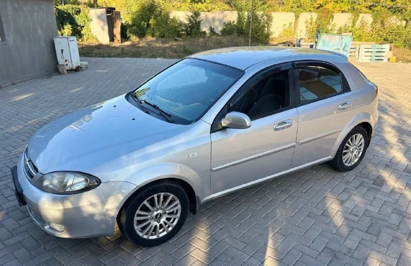 Продам срочно chevrolet lacetti год выпуска 2007 обьем двигателя 1.6 механика машина в очень хорошем состоянии, всю жизнь в одних руках, салон ухоженный зеленая автотека оригинальный птс два ключа 4 стекло подъемника пробег 192 000 мультируль электро регулировка зеркал цена 430 000р номер телефона +79490989194 - фотография - 3