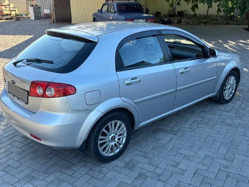 Продам срочно chevrolet lacetti год выпуска 2007 обьем двигателя 1.6 механика машина в очень хорошем состоянии, всю жизнь в одних руках, салон ухоженный зеленая автотека оригинальный птс два ключа 4 стекло подъемника пробег 192 000 мультируль электро регулировка зеркал цена 430 000р номер телефона +79490989194 - фотография - 4