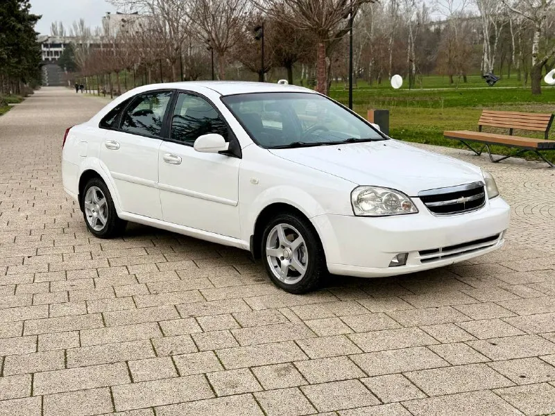 🚙марка: chevrolet lacetti ⚙️двигатель: 1.6 ⛽️вид топлива: бензин 📅год выпуска: 2008 💴цена:585.000 руб торг обмен 🗺️пробег:187.000 км 📦:кпп :механика автомобиль в хорошем состоянии вложений никаких не требует кузов без нареканий жучков рыжиков нету салон в отличном состоянии не протёртый не прокуренный техническая часть на отлично недавно прошел полная то по комплектации четыре стеклоподъемника электро зеркала датчик дождя датчик света камера заднего вида имеются задние парктроники стоит android планшет зимняя резина новая + летняя в комплекте все остальные доп вопросы по телефону +79495000534 📍•город мариуполь - фотография - 2