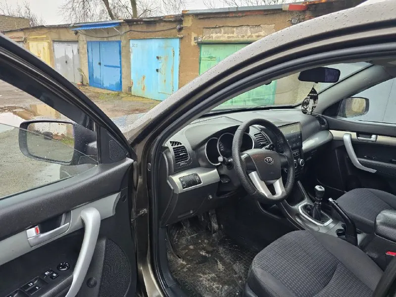 Продам kia sorento 2012г. 2.4 бензин мкпп 6ст. Очень достойное состояние автомобиля, мотор работает идеально, без расхода масла, лишнего шума нет! Кпп так же без вопросов, кузов в идеальнейшом состоянии. Ходовая полностью обслужена, масла поменяны, кондиционер заправлен. За машину не стыдно! Возможен обмен на авто дешевле, документы в полном порядке, любое ваше сто без проблем! Цена 1.275 +79497988197 донецк
📞 Звоните: +7(949)7988197 - фотография - 3