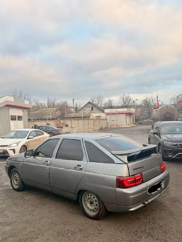 Ваз ваз 2112 2007г евро панель гур машина в отличном состоянии, не дымит, не троит, 16v 1.6 124 мотор не гнет клапана коробка механика 5 ступка отличное состояние, не хрустит, не выбивает, переключает мягко. кузов в отличном состоянии, не гнилой, не варенные, без дыр, весь метал в идеале стаканы лонжероны отличное состоянии салон хороший, опрятный, чистый, на led лампах eva коврики и т д! красивые задние фонари в стиле audi хорошая акустика документы чистые, без запретов, без штрафов, любое переоформление в мрэо осмотр г. макеевка связь +7949-607-32-69 или +7949-644-01-25 цена 260.000 руб торг у капота тг есть ✅подписаться✅ 📰разместить объявление📰 📞 звоните: +7(949)6073269 - фотография - 3