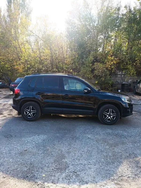 Продам volkswagen тигуан 2014 г. в. объем двигателя 1.4 турбо, передний привод. 2 собственник, ездит девушка. пробег 161.900 тыс. км. по комплектаци: кожаный салон, климат, подогрев сидений/зеркал/заднего стекла, кожаный руль, круиз контроль, сенсорный экран, автохолд, электронный ручник и многое другое. все подробности по тел: +79493219443 осмотр: г. донецк до 18:00 на цирке молоко, после 18:00 - в центре макеевке. цена: 1млн. 600 тыс. руб. торг уместен. 📞 звоните: +7(949)3219443 - фотография - 2