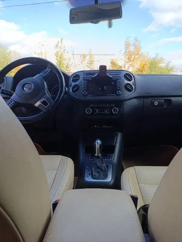 Продам volkswagen тигуан 2014 г. в. объем двигателя 1.4 турбо, передний привод. 2 собственник, ездит девушка. пробег 161.900 тыс. км. по комплектаци: кожаный салон, климат, подогрев сидений/зеркал/заднего стекла, кожаный руль, круиз контроль, сенсорный экран, автохолд, электронный ручник и многое другое. все подробности по тел: +79493219443 осмотр: г. донецк до 18:00 на цирке молоко, после 18:00 - в центре макеевке. цена: 1млн. 600 тыс. руб. торг уместен. 📞 звоните: +7(949)3219443 - фотография - 4