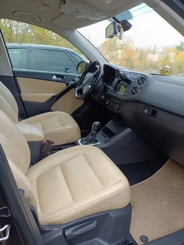 Продам volkswagen тигуан 2014 г. в. объем двигателя 1.4 турбо, передний привод. 2 собственник, ездит девушка. пробег 161.900 тыс. км. по комплектаци: кожаный салон, климат, подогрев сидений/зеркал/заднего стекла, кожаный руль, круиз контроль, сенсорный экран, автохолд, электронный ручник и многое другое. все подробности по тел: +79493219443 осмотр: г. донецк до 18:00 на цирке молоко, после 18:00 - в центре макеевке. цена: 1млн. 600 тыс. руб. торг уместен. 📞 звоните: +7(949)3219443 - фотография - 6