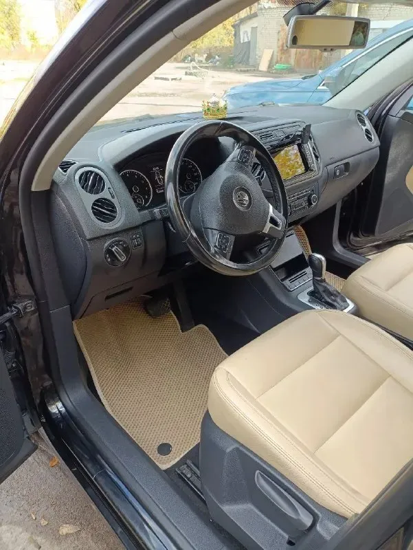 Продам volkswagen тигуан 2014 г. в. объем двигателя 1.4 турбо, передний привод. 2 собственник, ездит девушка. пробег 161.900 тыс. км. по комплектаци: кожаный салон, климат, подогрев сидений/зеркал/заднего стекла, кожаный руль, круиз контроль, сенсорный экран, автохолд, электронный ручник и многое другое. все подробности по тел: +79493219443 осмотр: г. донецк до 18:00 на цирке молоко, после 18:00 - в центре макеевке. цена: 1млн. 600 тыс. руб. торг уместен. 📞 звоните: +7(949)3219443 - фотография - 8