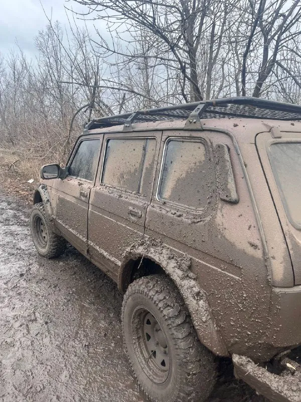 Боевая нива, 2016 год, подготовленная для грязи и бездорожья. в техническом плане всё работает, есть куда приложить руки по кузову. подвеска вся усиленная, лифтованна. находится в аксае. писать в вк. возможен обмен на легковую с доплатой в обе стороны. цена 440к торг. +79599937740 тг ватсап - фотография - 6
