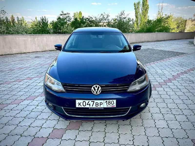 Продаётся volkswagen jetta vi (2012 г. в. ) отличный седан для тех, кто ценит надёжность, комфорт и немецкое качество! автомобиль свой (не перекуп). причина продажи- покупка нового. основные характеристики: год выпуска: 2012. модель: volkswagen jetta vi. тип кузова: седан. двигатель: 2,5л, бензиновый. мощность: 170 л. с. коробка передач: акпп. привод: передний. пробег: 120 миль состояние автомобиля: кузов в хорошем состоянии, без серьёзных повреждений (оцинкованный). двигатель работает ровно, без посторонних шумов, расход топлива — 6−8 л/100 км. акпп переключает передачи плавно, без рывков. подвеска обслужена, ходовая часть в порядке. электрика функционирует исправно. комплектация: усилитель руля; иммобилайзер; кожаный салон. электростеклоподъёмники; мультимедиа‑система. полный комплект документов в порядке. цена: 1.1млн. небольшой торг хорошим людям) с машиной в комплекте идет годовое бесплатное то если что) стошник который ей занимается он дарит к ней в подарок годовое то) телефон: +79495965033 г. донецк - фотография - 2