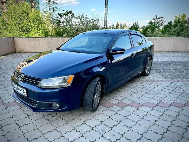 Продаётся volkswagen jetta vi (2012 г. в. ) отличный седан для тех, кто ценит надёжность, комфорт и немецкое качество! автомобиль свой (не перекуп). причина продажи- покупка нового. основные характеристики: год выпуска: 2012. модель: volkswagen jetta vi. тип кузова: седан. двигатель: 2,5л, бензиновый. мощность: 170 л. с. коробка передач: акпп. привод: передний. пробег: 120 миль состояние автомобиля: кузов в хорошем состоянии, без серьёзных повреждений (оцинкованный). двигатель работает ровно, без посторонних шумов, расход топлива — 6−8 л/100 км. акпп переключает передачи плавно, без рывков. подвеска обслужена, ходовая часть в порядке. электрика функционирует исправно. комплектация: усилитель руля; иммобилайзер; кожаный салон. электростеклоподъёмники; мультимедиа‑система. полный комплект документов в порядке. цена: 1.1млн. небольшой торг хорошим людям) с машиной в комплекте идет годовое бесплатное то если что) стошник который ей занимается он дарит к ней в подарок годовое то) телефон: +79495965033 г. донецк - фотография - 3