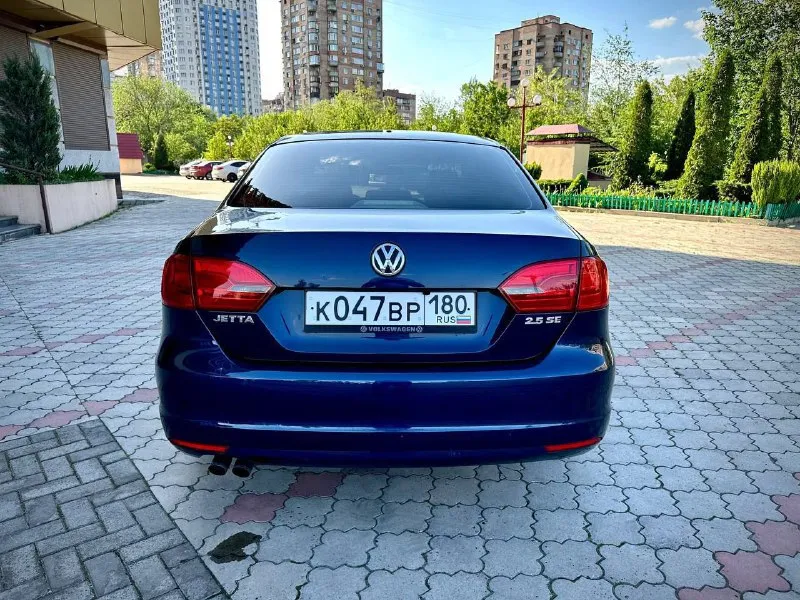 Продаётся volkswagen jetta vi (2012 г. в. ) отличный седан для тех, кто ценит надёжность, комфорт и немецкое качество! автомобиль свой (не перекуп). причина продажи- покупка нового. основные характеристики: год выпуска: 2012. модель: volkswagen jetta vi. тип кузова: седан. двигатель: 2,5л, бензиновый. мощность: 170 л. с. коробка передач: акпп. привод: передний. пробег: 120 миль состояние автомобиля: кузов в хорошем состоянии, без серьёзных повреждений (оцинкованный). двигатель работает ровно, без посторонних шумов, расход топлива — 6−8 л/100 км. акпп переключает передачи плавно, без рывков. подвеска обслужена, ходовая часть в порядке. электрика функционирует исправно. комплектация: усилитель руля; иммобилайзер; кожаный салон. электростеклоподъёмники; мультимедиа‑система. полный комплект документов в порядке. цена: 1.1млн. небольшой торг хорошим людям) с машиной в комплекте идет годовое бесплатное то если что) стошник который ей занимается он дарит к ней в подарок годовое то) телефон: +79495965033 г. донецк - фотография - 5