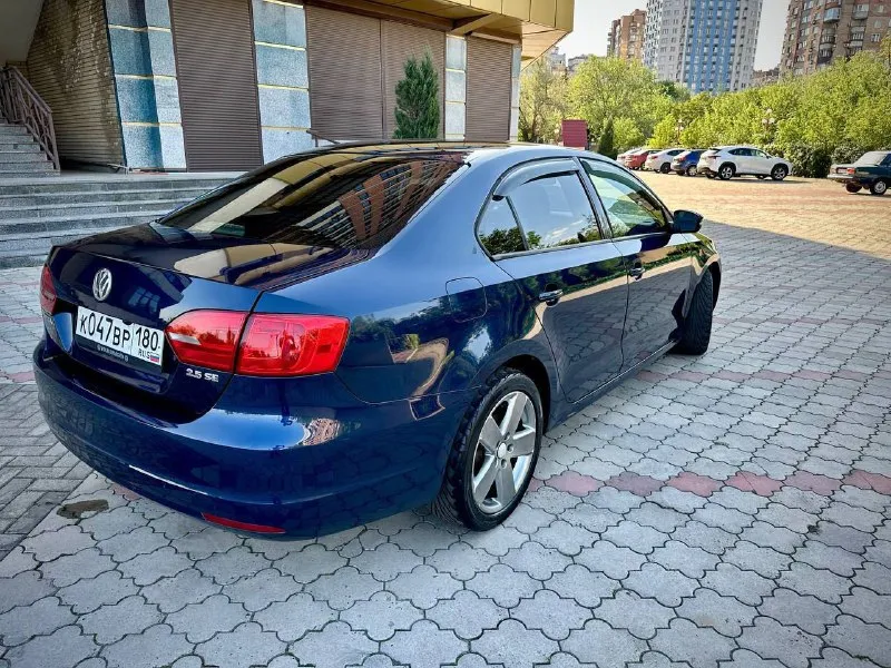 Продаётся volkswagen jetta vi (2012 г. в. ) отличный седан для тех, кто ценит надёжность, комфорт и немецкое качество! автомобиль свой (не перекуп). причина продажи- покупка нового. основные характеристики: год выпуска: 2012. модель: volkswagen jetta vi. тип кузова: седан. двигатель: 2,5л, бензиновый. мощность: 170 л. с. коробка передач: акпп. привод: передний. пробег: 120 миль состояние автомобиля: кузов в хорошем состоянии, без серьёзных повреждений (оцинкованный). двигатель работает ровно, без посторонних шумов, расход топлива — 6−8 л/100 км. акпп переключает передачи плавно, без рывков. подвеска обслужена, ходовая часть в порядке. электрика функционирует исправно. комплектация: усилитель руля; иммобилайзер; кожаный салон. электростеклоподъёмники; мультимедиа‑система. полный комплект документов в порядке. цена: 1.1млн. небольшой торг хорошим людям) с машиной в комплекте идет годовое бесплатное то если что) стошник который ей занимается он дарит к ней в подарок годовое то) телефон: +79495965033 г. донецк - фотография - 6