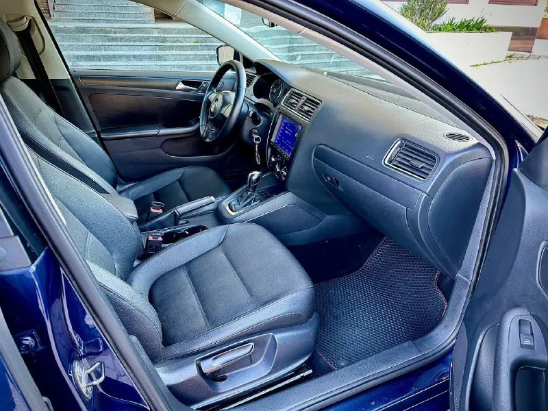 Продаётся volkswagen jetta vi (2012 г. в. ) отличный седан для тех, кто ценит надёжность, комфорт и немецкое качество! автомобиль свой (не перекуп). причина продажи- покупка нового. основные характеристики: год выпуска: 2012. модель: volkswagen jetta vi. тип кузова: седан. двигатель: 2,5л, бензиновый. мощность: 170 л. с. коробка передач: акпп. привод: передний. пробег: 120 миль состояние автомобиля: кузов в хорошем состоянии, без серьёзных повреждений (оцинкованный). двигатель работает ровно, без посторонних шумов, расход топлива — 6−8 л/100 км. акпп переключает передачи плавно, без рывков. подвеска обслужена, ходовая часть в порядке. электрика функционирует исправно. комплектация: усилитель руля; иммобилайзер; кожаный салон. электростеклоподъёмники; мультимедиа‑система. полный комплект документов в порядке. цена: 1.1млн. небольшой торг хорошим людям) с машиной в комплекте идет годовое бесплатное то если что) стошник который ей занимается он дарит к ней в подарок годовое то) телефон: +79495965033 г. донецк - фотография - 7