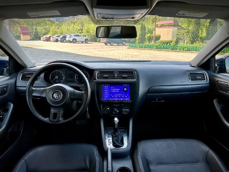 Продаётся volkswagen jetta vi (2012 г. в. ) отличный седан для тех, кто ценит надёжность, комфорт и немецкое качество! автомобиль свой (не перекуп). причина продажи- покупка нового. основные характеристики: год выпуска: 2012. модель: volkswagen jetta vi. тип кузова: седан. двигатель: 2,5л, бензиновый. мощность: 170 л. с. коробка передач: акпп. привод: передний. пробег: 120 миль состояние автомобиля: кузов в хорошем состоянии, без серьёзных повреждений (оцинкованный). двигатель работает ровно, без посторонних шумов, расход топлива — 6−8 л/100 км. акпп переключает передачи плавно, без рывков. подвеска обслужена, ходовая часть в порядке. электрика функционирует исправно. комплектация: усилитель руля; иммобилайзер; кожаный салон. электростеклоподъёмники; мультимедиа‑система. полный комплект документов в порядке. цена: 1.1млн. небольшой торг хорошим людям) с машиной в комплекте идет годовое бесплатное то если что) стошник который ей занимается он дарит к ней в подарок годовое то) телефон: +79495965033 г. донецк - фотография - 8