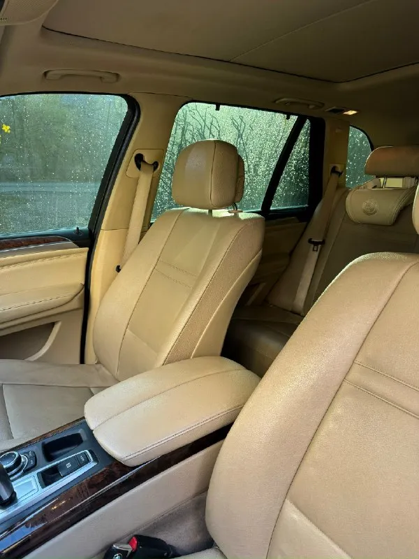 Продается bmw x5 черного цвета, 2013 года выпуска. пробег составляет всего 220 километров, что говорит о том, что автомобиль находится в идеальном состоянии. в птс указан один владелец. объем двигателя составляет 3 литра и мощность 306 лошадиных сил. тип двигателя - бензин, а коробка передач - автоматическая. привод - полный. полная комплектация, есть панорама. не бит и не крашен. этот автомобиль - отличный выбор для тех, кто ищет надежный, комфортный и стильный автомобиль. он сочетает в себе высокую производительность и отличную управляемость. если вы ищете автомобиль для путешествий или для повседневной езды, то bmw x5 - отличный выбор. не упустите возможность приобрести этот прекрасный автомобиль +79493622179 цена : 2.1 📞 звоните: +7(949)3622179 - фотография - 2