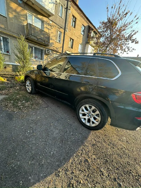 Продается bmw x5 черного цвета, 2013 года выпуска. пробег составляет всего 220 километров, что говорит о том, что автомобиль находится в идеальном состоянии. в птс указан один владелец. объем двигателя составляет 3 литра и мощность 306 лошадиных сил. тип двигателя - бензин, а коробка передач - автоматическая. привод - полный. полная комплектация, есть панорама. не бит и не крашен. этот автомобиль - отличный выбор для тех, кто ищет надежный, комфортный и стильный автомобиль. он сочетает в себе высокую производительность и отличную управляемость. если вы ищете автомобиль для путешествий или для повседневной езды, то bmw x5 - отличный выбор. не упустите возможность приобрести этот прекрасный автомобиль +79493622179 цена : 2.1 📞 звоните: +7(949)3622179 - фотография - 3