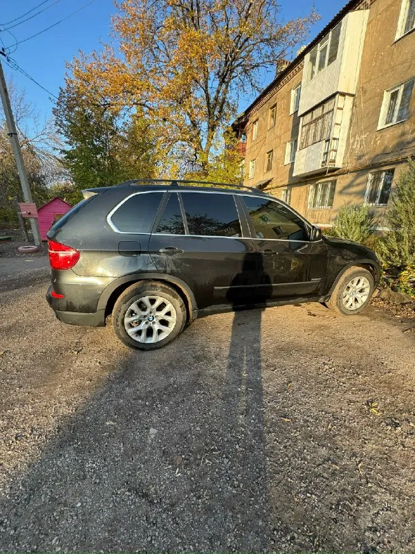 Продается bmw x5 черного цвета, 2013 года выпуска. пробег составляет всего 220 километров, что говорит о том, что автомобиль находится в идеальном состоянии. в птс указан один владелец. объем двигателя составляет 3 литра и мощность 306 лошадиных сил. тип двигателя - бензин, а коробка передач - автоматическая. привод - полный. полная комплектация, есть панорама. не бит и не крашен. этот автомобиль - отличный выбор для тех, кто ищет надежный, комфортный и стильный автомобиль. он сочетает в себе высокую производительность и отличную управляемость. если вы ищете автомобиль для путешествий или для повседневной езды, то bmw x5 - отличный выбор. не упустите возможность приобрести этот прекрасный автомобиль +79493622179 цена : 2.1 📞 звоните: +7(949)3622179 - фотография - 5