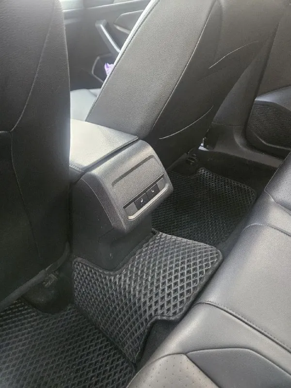 Продам volkswagen jetta 2019 года выпуска пробег 133000 км мотор 1.4tsi (150 л. с.) кпп asin 7ст покрыта керамикой, капот и фары в бронепленке кожанные сиденья с подогревом(4седения), 2-х зонный климат, подогрев руля, люк. стоит хорошая музыка. сделано полное то, замена масла каждые 7тыс. машина никаких вложений не требует, в идеальном состоянии. во владении 3 года. цена 1 900 000, торг у капота +79493324137 - фотография - 7