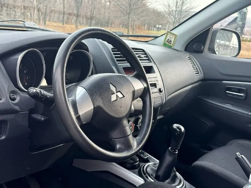 Продам mitsubishi asx год выпуска:2013 объём двигателя:1.6.v16 кпп механическая родной пробег:147.000 км один собственник авто без дтп! в родном окрасе! состояние кузова отличное! автотека✅ технически авто без вложений автомобиль обслуживался всегда по регламенту, недавно сделали полное т. о, автомобиль готов к зимней эксплуатации комплектация: бортовой компьютер, подогрев сидений,4 стеклоподъемника, кондиционер, электро зеркала, противотуманные фары, подогрев стекл, abs esp, aux bluetooth, полный комплект ключей и много чего прочего для комфортного вождения по документам любой вид оформления цена:975.000 +79490514189 г. донецк - фотография - 5