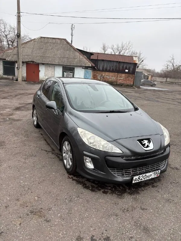 Peugeot 308, 2008 год выпуска, родной пробег 163000 тысячи, реальных 2 владельца по документам, я второй, до меня авто было 15 лет в одних руках, машина без дтп, с зеленой автотекой, по технической части все в идеале, проблем нет. комплектация на панораме, двух зонный климат контроль, кондиционер, подогревы сидений, датчик света, дождя, сигнализация с автозапуском. новая зимняя резина, проехала меньше 1000 км. машина находится в донецке, цена 575000 тысяч символический торг у капота, авто без вложений +79494951390 📲 tg: @artemgukov1 📞 звоните: +7(949)4951390 - фотография - 4