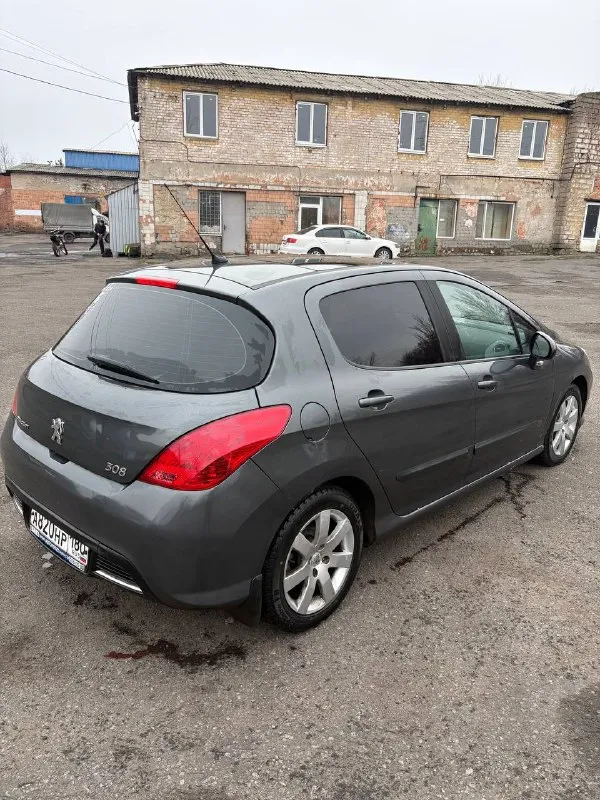 Peugeot 308, 2008 год выпуска, родной пробег 163000 тысячи, реальных 2 владельца по документам, я второй, до меня авто было 15 лет в одних руках, машина без дтп, с зеленой автотекой, по технической части все в идеале, проблем нет. комплектация на панораме, двух зонный климат контроль, кондиционер, подогревы сидений, датчик света, дождя, сигнализация с автозапуском. новая зимняя резина, проехала меньше 1000 км. машина находится в донецке, цена 575000 тысяч символический торг у капота, авто без вложений +79494951390 📲 tg: @artemgukov1 📞 звоните: +7(949)4951390 - фотография - 5