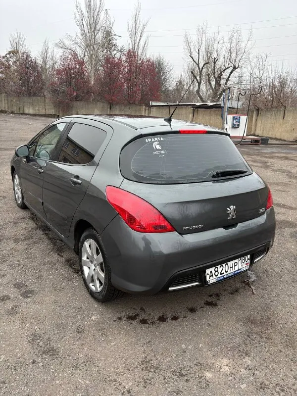 Peugeot 308, 2008 год выпуска, родной пробег 163000 тысячи, реальных 2 владельца по документам, я второй, до меня авто было 15 лет в одних руках, машина без дтп, с зеленой автотекой, по технической части все в идеале, проблем нет. комплектация на панораме, двух зонный климат контроль, кондиционер, подогревы сидений, датчик света, дождя, сигнализация с автозапуском. новая зимняя резина, проехала меньше 1000 км. машина находится в донецке, цена 575000 тысяч символический торг у капота, авто без вложений +79494951390 📲 tg: @artemgukov1 📞 звоните: +7(949)4951390 - фотография - 7