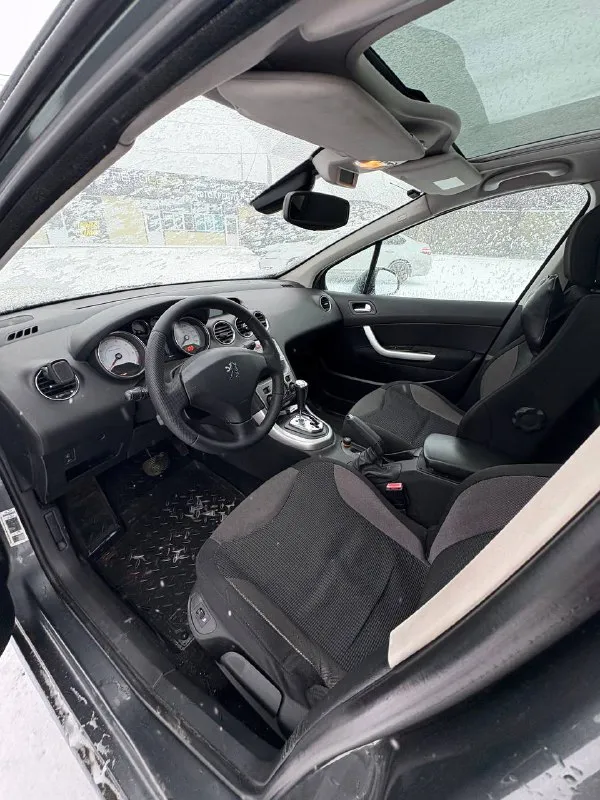 Peugeot 308, 2008 год выпуска, родной пробег 163000 тысячи, реальных 2 владельца по документам, я второй, до меня авто было 15 лет в одних руках, машина без дтп, с зеленой автотекой, по технической части все в идеале, проблем нет. комплектация на панораме, двух зонный климат контроль, кондиционер, подогревы сидений, датчик света, дождя, сигнализация с автозапуском. новая зимняя резина, проехала меньше 1000 км. машина находится в донецке, цена 575000 тысяч символический торг у капота, авто без вложений +79494951390 📲 tg: @artemgukov1 📞 звоните: +7(949)4951390 - фотография - 9