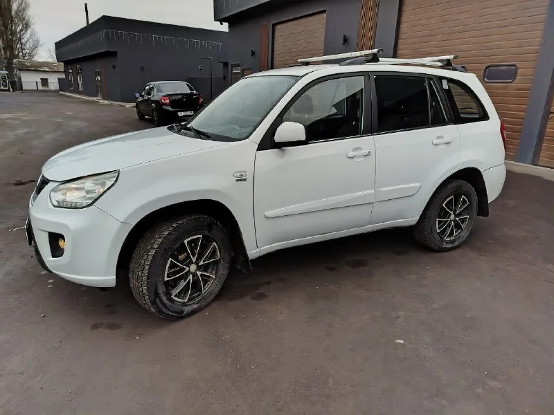 Продам автомобиль 🚗 chery tiggo чери тигго ▶️ год выпуска: 2014г. в. ▶️ пробег: 75.000 км. !!! подтверждён автотекой!!! ▶️ объём двигателя: 1.6 л. , 120л. с. расход 7.5-8.5 л. ℹ️ описание: ✅ автомобиль в очень хорошем состоянии. ✅ двигатель, кпп на отлично! ✅ красивый белый цвет ✅ салон чистый, ухоженный. 🔥комплектация🔥 --кондиционер-- • есп 4 шт • эур -подогрев сидений -подогрев заднего стекла -подогрев зеркал - абс регулировка зеркал все стекла родные!!! лобовое целое без сколов и трещин без дтп!! работает каждая кнопочка 1 владелец. предоставляю видео обзор автомобиля по требованию! 🏛 юридически автомобиль чист, никаких штрафов и запретов! 💰 цена: 600.000 рублей тогр на месте!!! 🏢 осмотр: г. амвросиевка. по договору могу приехать к вам. ☎ телефон для связи: +79493843262 +79493391770 вацап, телеграмм на номере звоните, пишите!!!телефон работает всегда. ..!!!! - фотография - 4