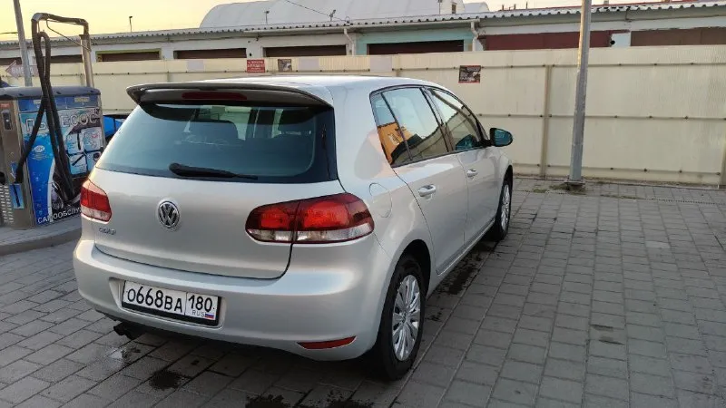 Продам volkswagen golf 6 год 2010 двигатель 1.4 (122 л. с) кпп механика 6 ступка пробег 269 тыс цена 870 000 руб + торг. тел +7 928 964 83 34 либо пишите в личку. осмотр в донецке район жд вокзала автомобилем владею третий год так что знаю авто полностью. по технической части все отлично, масло не расходует совсем, более того неделю назад делали эндоскопию которая показала идеальное состояние цилиндров. цепной и эту цепь я поменял с фазорегулятором (заказ наряды на руках) так что следующие 150-200 тысяч пробега можно про неё забыть. по подвеске ничего не стучит и все менял вовремя, из последнего замена ступичного в сборе и стоек стабилизатора. по кузову везде родная краска кроме заднего левого крыла, по запросу скину видео с замерами толщины краски а так же скину автотеку. авто большую часть времени передвигалось в ростове на дону, все важные ремонты делались в специализированном сервисе ростова (skd сервис) в машине много чего делал, озвучу 📞 звоните: +7(928)9648334 - фотография - 3