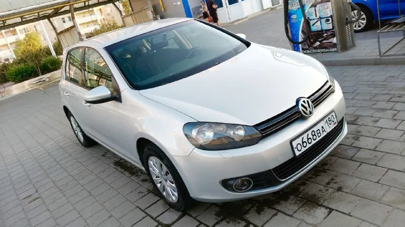 Продам volkswagen golf 6 год 2010 двигатель 1.4 (122 л. с) кпп механика 6 ступка пробег 269 тыс цена 870 000 руб + торг. тел +7 928 964 83 34 либо пишите в личку. осмотр в донецке район жд вокзала автомобилем владею третий год так что знаю авто полностью. по технической части все отлично, масло не расходует совсем, более того неделю назад делали эндоскопию которая показала идеальное состояние цилиндров. цепной и эту цепь я поменял с фазорегулятором (заказ наряды на руках) так что следующие 150-200 тысяч пробега можно про неё забыть. по подвеске ничего не стучит и все менял вовремя, из последнего замена ступичного в сборе и стоек стабилизатора. по кузову везде родная краска кроме заднего левого крыла, по запросу скину видео с замерами толщины краски а так же скину автотеку. авто большую часть времени передвигалось в ростове на дону, все важные ремонты делались в специализированном сервисе ростова (skd сервис) в машине много чего делал, озвучу 📞 звоните: +7(928)9648334 - фотография - 4