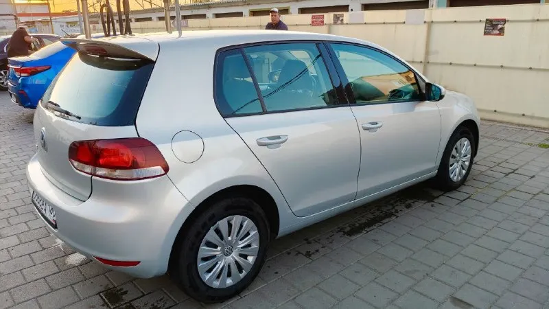 Продам volkswagen golf 6 год 2010 двигатель 1.4 (122 л. с) кпп механика 6 ступка пробег 269 тыс цена 870 000 руб + торг. тел +7 928 964 83 34 либо пишите в личку. осмотр в донецке район жд вокзала автомобилем владею третий год так что знаю авто полностью. по технической части все отлично, масло не расходует совсем, более того неделю назад делали эндоскопию которая показала идеальное состояние цилиндров. цепной и эту цепь я поменял с фазорегулятором (заказ наряды на руках) так что следующие 150-200 тысяч пробега можно про неё забыть. по подвеске ничего не стучит и все менял вовремя, из последнего замена ступичного в сборе и стоек стабилизатора. по кузову везде родная краска кроме заднего левого крыла, по запросу скину видео с замерами толщины краски а так же скину автотеку. авто большую часть времени передвигалось в ростове на дону, все важные ремонты делались в специализированном сервисе ростова (skd сервис) в машине много чего делал, озвучу 📞 звоните: +7(928)9648334 - фотография - 5