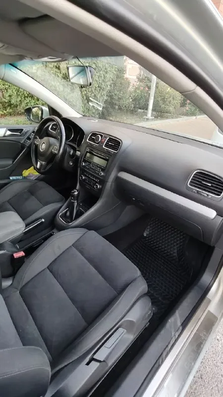 Продам volkswagen golf 6 год 2010 двигатель 1.4 (122 л. с) кпп механика 6 ступка пробег 269 тыс цена 870 000 руб + торг. тел +7 928 964 83 34 либо пишите в личку. осмотр в донецке район жд вокзала автомобилем владею третий год так что знаю авто полностью. по технической части все отлично, масло не расходует совсем, более того неделю назад делали эндоскопию которая показала идеальное состояние цилиндров. цепной и эту цепь я поменял с фазорегулятором (заказ наряды на руках) так что следующие 150-200 тысяч пробега можно про неё забыть. по подвеске ничего не стучит и все менял вовремя, из последнего замена ступичного в сборе и стоек стабилизатора. по кузову везде родная краска кроме заднего левого крыла, по запросу скину видео с замерами толщины краски а так же скину автотеку. авто большую часть времени передвигалось в ростове на дону, все важные ремонты делались в специализированном сервисе ростова (skd сервис) в машине много чего делал, озвучу 📞 звоните: +7(928)9648334 - фотография - 6