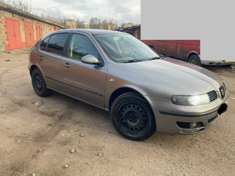 Продам seat leon 2005 г. двигатель 1.6 16v, бензин, 105 л. с. мкпп 5 ступ. пробег 223 тыс. км машина на полном ходу, езжу каждый день. продажа в связи с покупкой другого авто. пригнана из германии в 2021 году. по технике полная копия golf 4. по комплектации: климат контроль - заправлен, гур, abs, tcl, 4 стеклоподъемника, обогрев заднего стекла и зеркал, зеркала с эл. регулировкой, центральный замок, кожаный руль. установлены в круг проставки +3см, установлена камера заднего вида, магнитола pioneer. заменено: масло в двигателе (замена каждые 7-8 тыс), масло в коробке, антифриз, термостат, новый аккумулятор, рулевая рейка, передние стойки, гофра, по ходовке всё в порядке. 2 комплекта дисков с резиной: -лето легкосплав r16, резина новая kumho; -зима штампы r16, резина в хорошем состоянии bridgestone. подробно по машине расскажу по телефону. по документам проблем нет, птс, стс, дкп, я собственник. полное переоформление в мрэо. территориально горловка. цена 540.000₽ + торг. +7 📞 звоните: +7(949)0382819 - фотография - 2